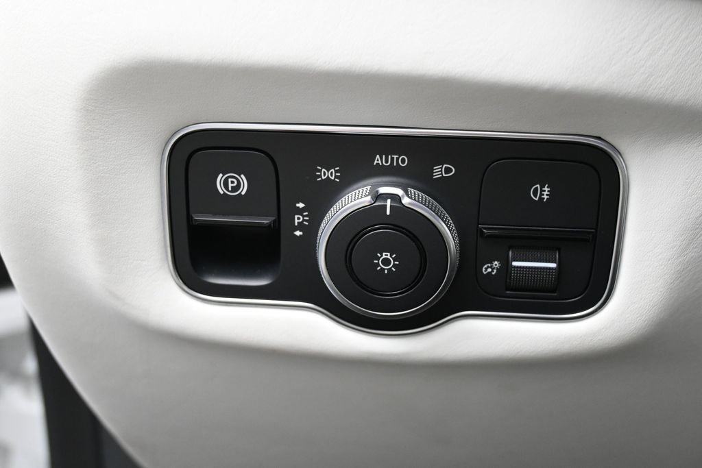 Used 2023 Aston Martin V8 Vantage Roadster RWD image 19