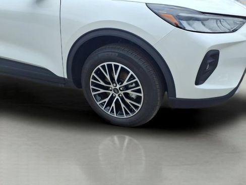 Certified 2025 Ford Escape SE w/ Class II Trailer Tow Package FWD image 4
