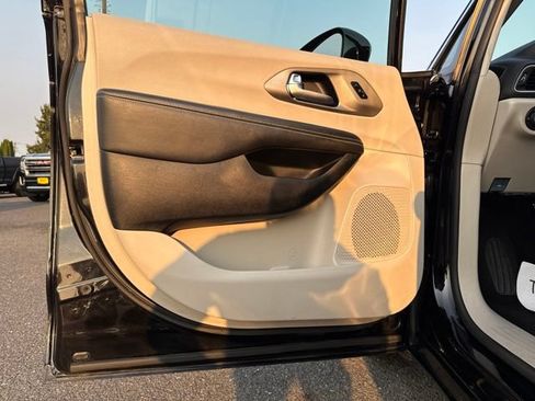 Used 2024 Chrysler Pacifica Touring-L FWD image 24