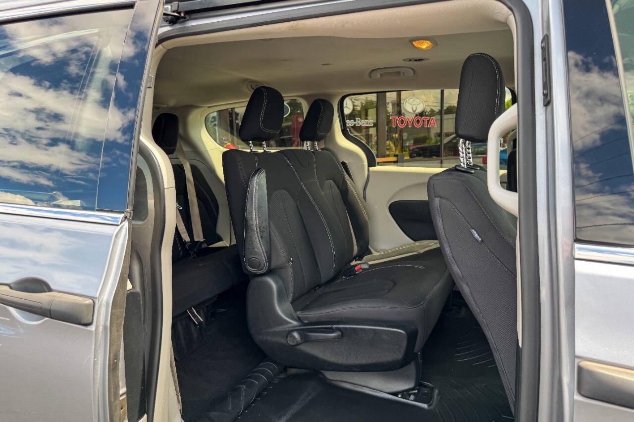 Used 2020 Chrysler Voyager L FWD image 13
