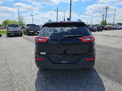 Used 2018 Jeep Cherokee Latitude w/ Altitude Package FWD image 7