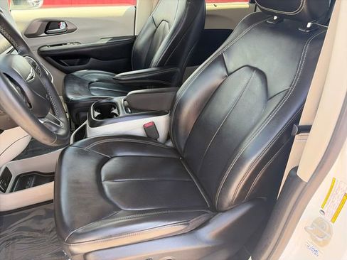 Used 2023 Chrysler Pacifica Touring-L FWD image 37