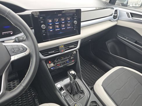New 2025 Volkswagen Taos SE image 23