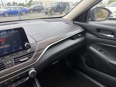 Used 2025 Nissan Altima 2.5 SV FWD image 35