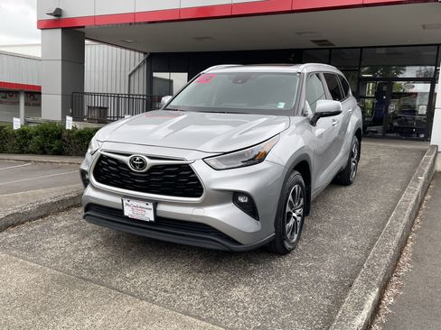Certified 2024 Toyota Highlander XLE AWD/4WD image 3