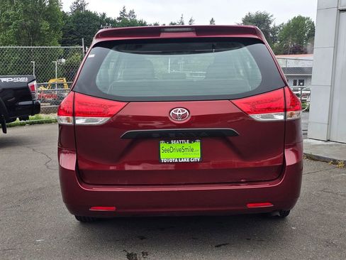 Used 2011 Toyota Sienna w/ Towing Pkg FWD image 6