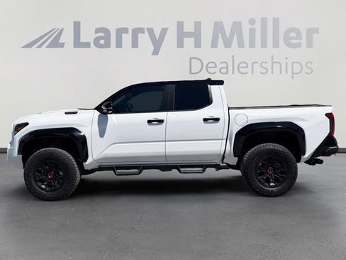 Used 2025 Toyota Tacoma TRD Pro AWD/4WD image 2