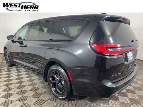 Used 2023 Chrysler Pacifica Touring-L w/ S Appearance Package image 25