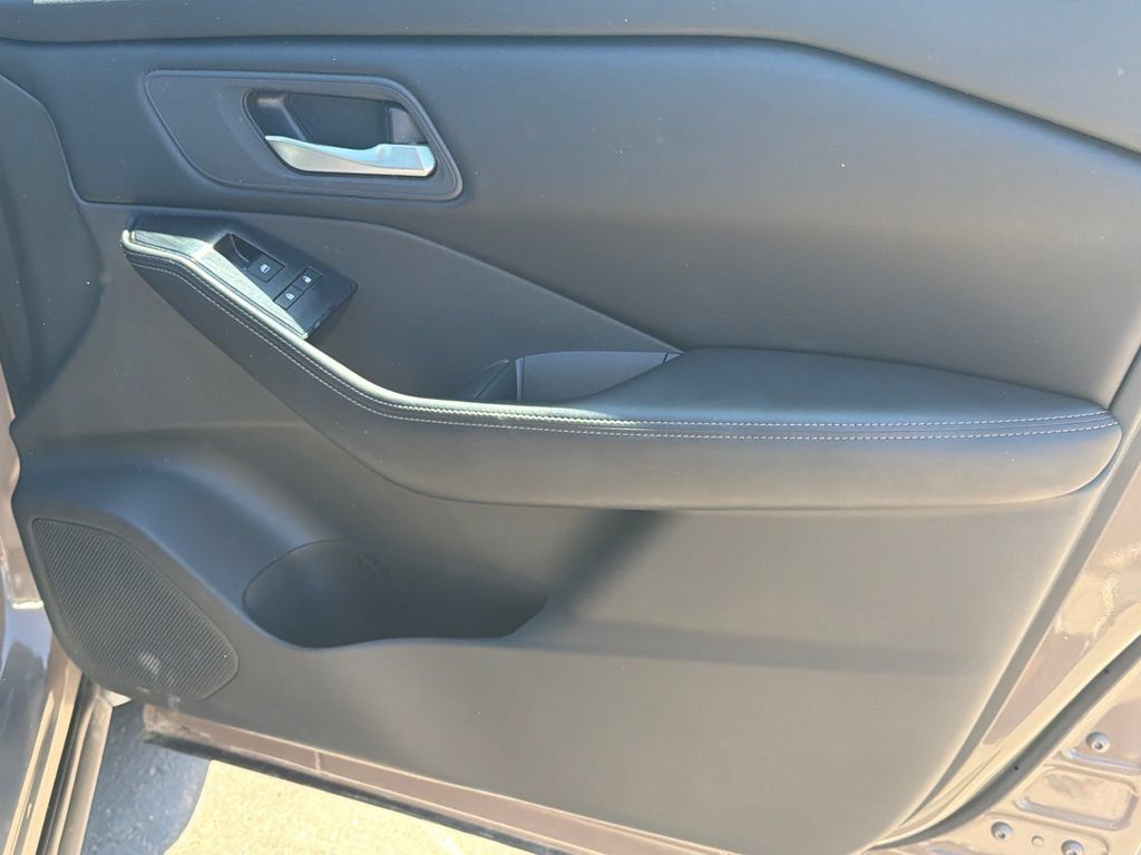 Used 2025 Nissan Rogue SV AWD/4WD image 14