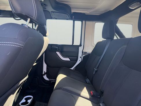 Used 2017 Jeep Wrangler Unlimited Rubicon w/ Connectivity Group AWD/4WD image 9