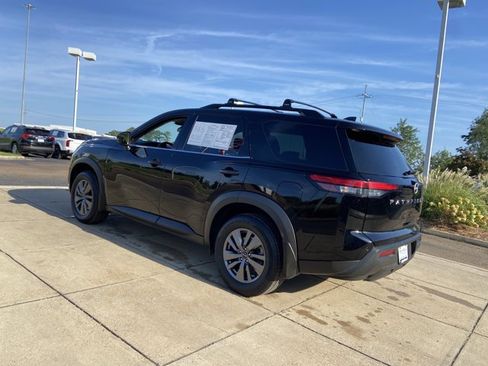 Used 2024 Nissan Pathfinder SV FWD image 10