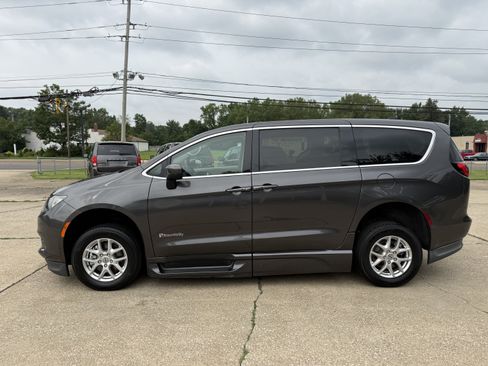 Used 2022 Chrysler Voyager LX FWD image 6