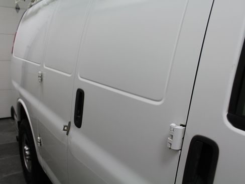 Used 2017 Chevrolet Express 2500 image 31