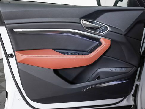 Used 2024 Audi Q8 e-tron Premium Plus image 23