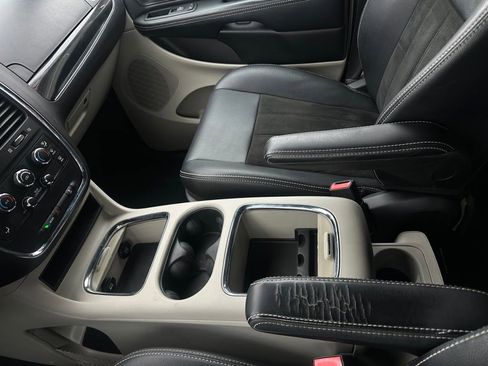 Used 2019 Dodge Grand Caravan SXT FWD image 24