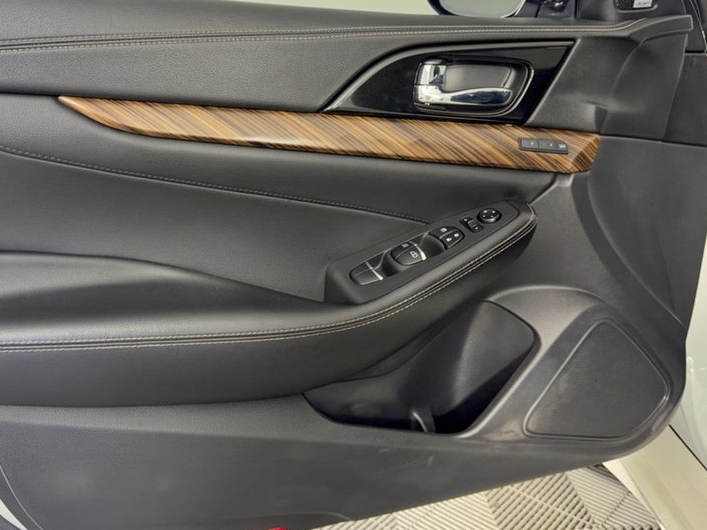 Used 2017 Nissan Maxima Platinum FWD image 14