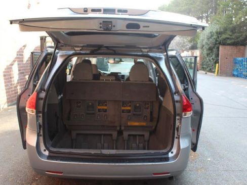 Used 2013 Toyota Sienna LE FWD image 22