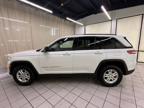 Used 2023 Jeep Grand Cherokee Laredo w/ Luxury Tech Group I AWD/4WD image 9