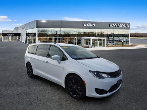Used 2019 Chrysler Pacifica Touring Plus w/ S Appearance Package FWD image 1