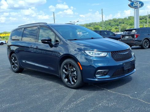 Used 2025 Chrysler Pacifica Limited FWD image 2
