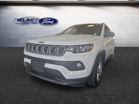 Used 2023 Jeep Compass Latitude w/ Convenience Group AWD/4WD image 1