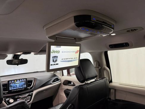 Used 2017 Chrysler Pacifica Touring-L FWD image 4
