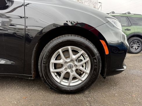 Used 2024 Chrysler Pacifica Touring-L image 21