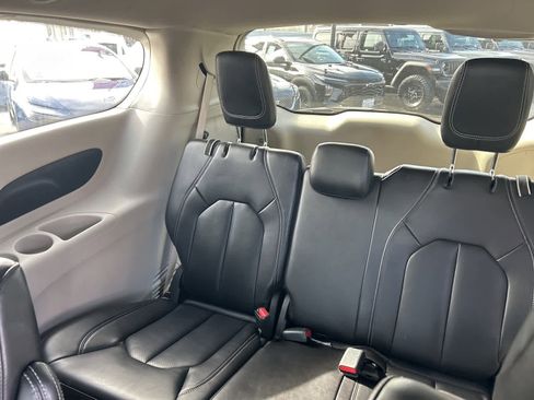 Used 2023 Chrysler Pacifica Touring-L image 17