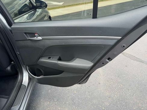 Used 2019 Hyundai Elantra SE w/ Cargo Package FWD image 17