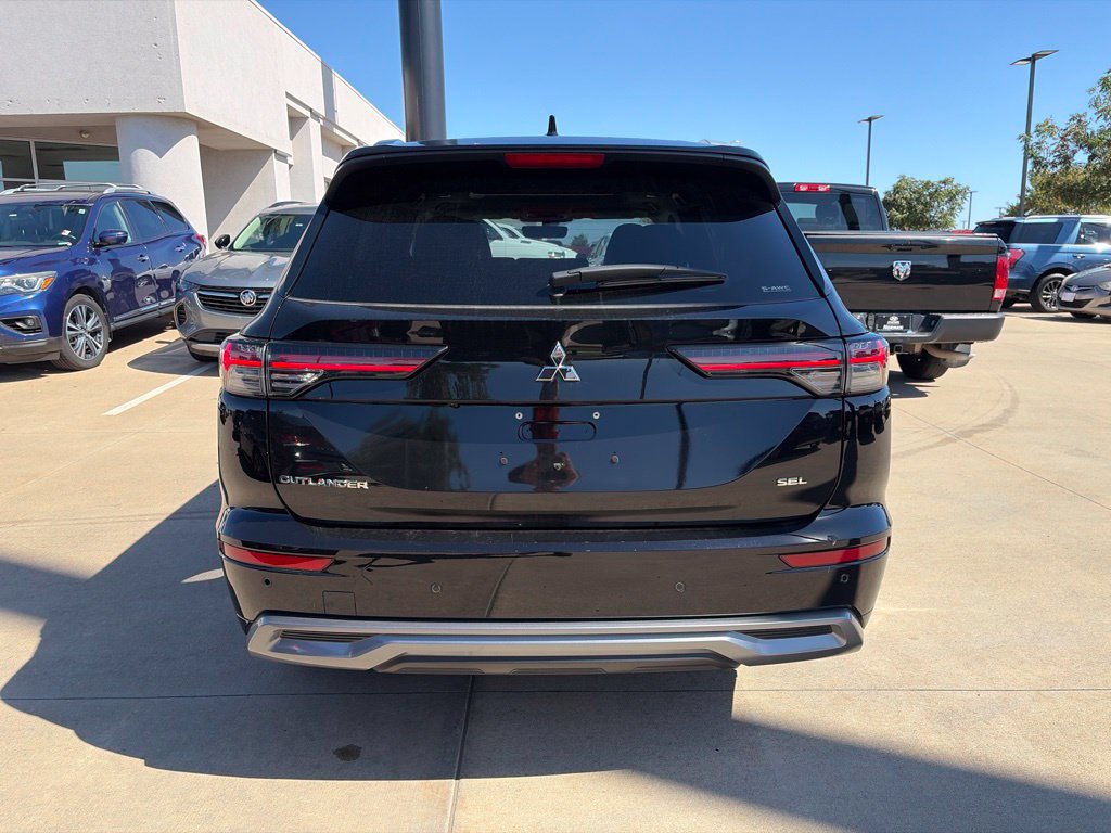 Used 2025 Mitsubishi Outlander AWD image 2