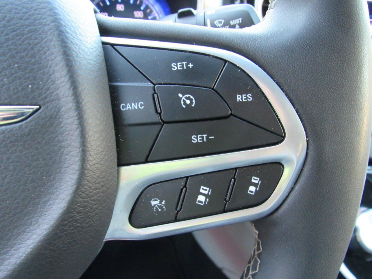 Used 2024 Chrysler Pacifica Touring-L FWD image 23