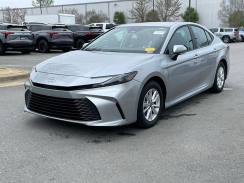 Used 2025 Toyota Camry SE FWD image 3