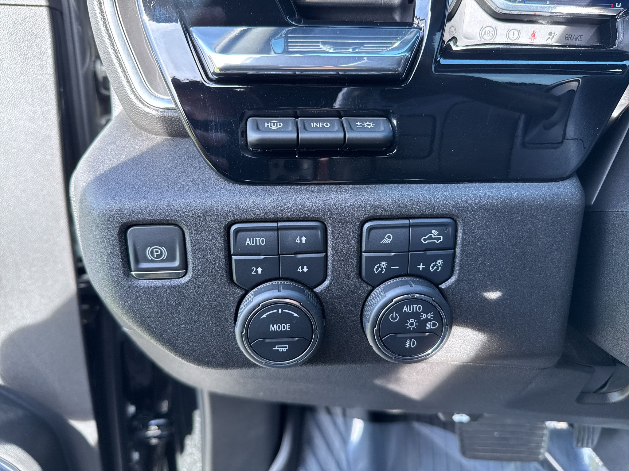 Used 2024 Chevrolet Silverado 2500 High Country w/ High Country Premium Package AWD/4WD image 31