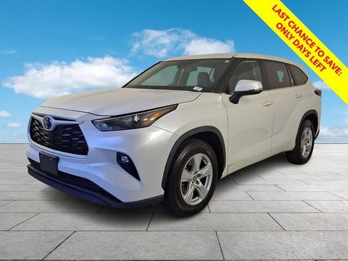 Used 2023 Toyota Highlander LE FWD image 4