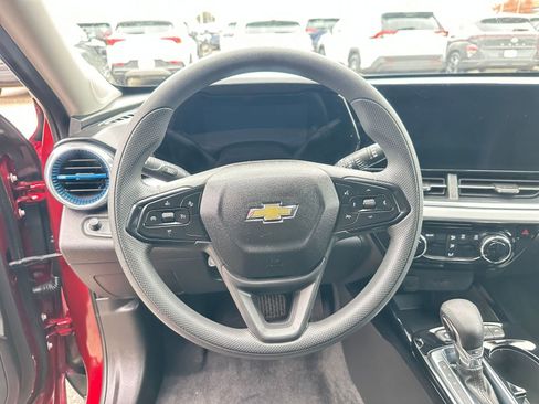 Used 2025 Chevrolet Trax LT image 28