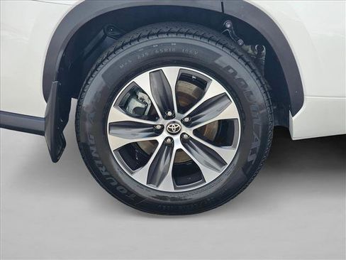Used 2022 Toyota Highlander XLE AWD/4WD image 9