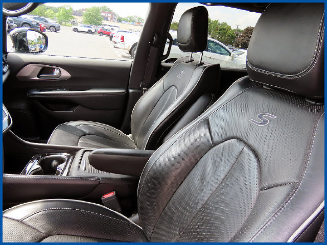 Used 2025 Chrysler Pacifica Limited FWD image 14