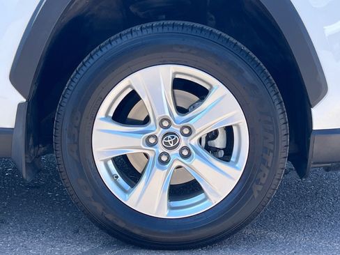 Used 2019 Toyota RAV4 XLE w/ Carpet Mat Package AWD/4WD image 8