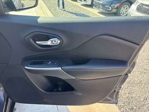 Used 2019 Jeep Cherokee Limited image 35
