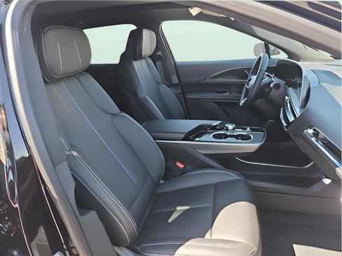 New 2024 Cadillac Lyriq Luxury image 17