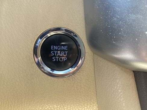 Used 2019 Toyota Highlander XLE w/ Carpet Mat Package (TMS) FWD image 24