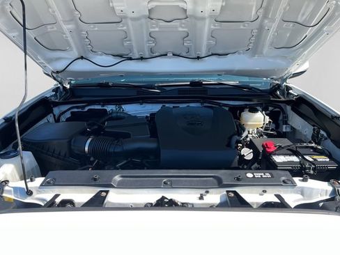 Used 2017 Toyota Tacoma TRD Off-Road w/ Premium & Technology Package AWD/4WD image 18