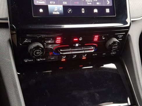 Used 2023 Jeep Grand Cherokee Altitude image 17