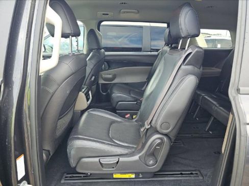 Used 2025 Kia Carnival FWD image 7