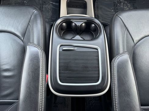 Used 2022 Chrysler Pacifica Touring-L image 31