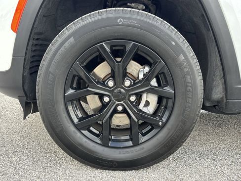 Used 2025 Jeep Grand Cherokee Altitude AWD/4WD image 33
