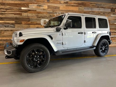 Used 2023 Jeep Wrangler Unlimited Sahara w/ Cold Weather Group AWD/4WD image 18