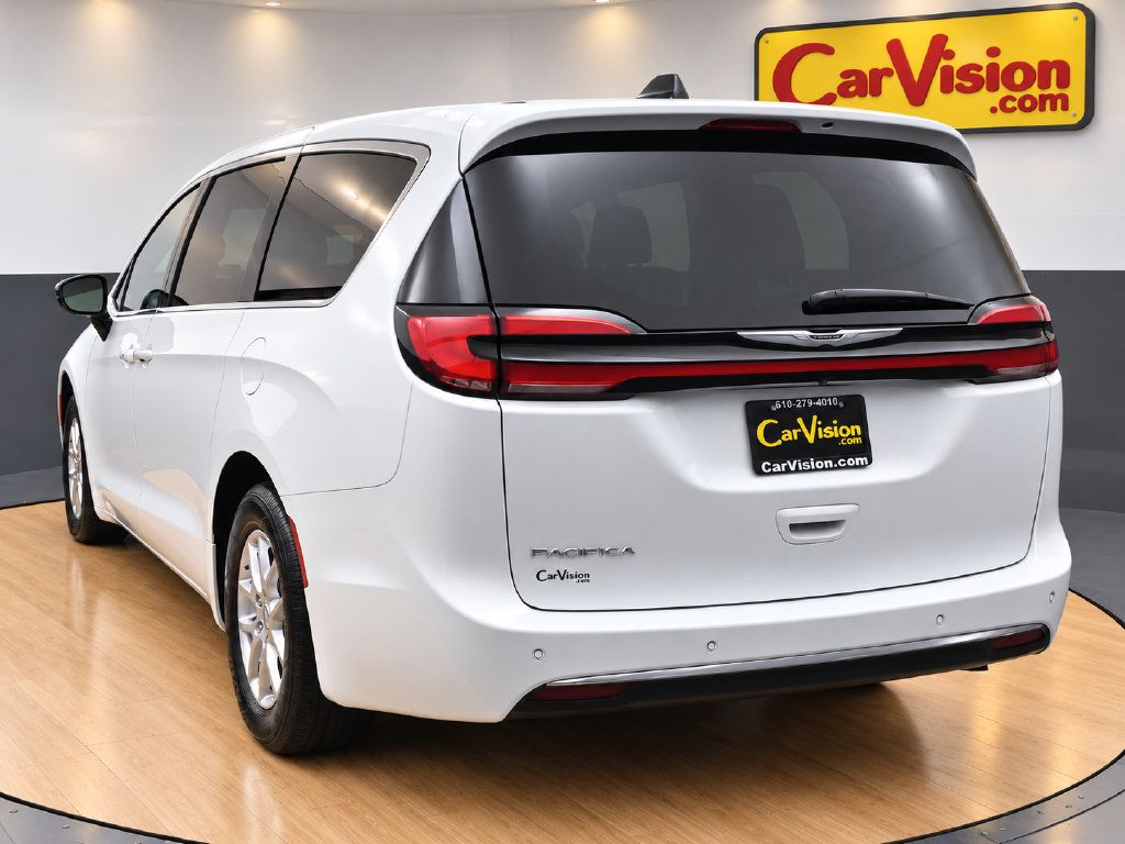 Used 2024 Chrysler Pacifica Touring-L FWD image 5