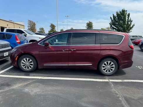 Used 2017 Chrysler Pacifica Touring-L FWD image 3