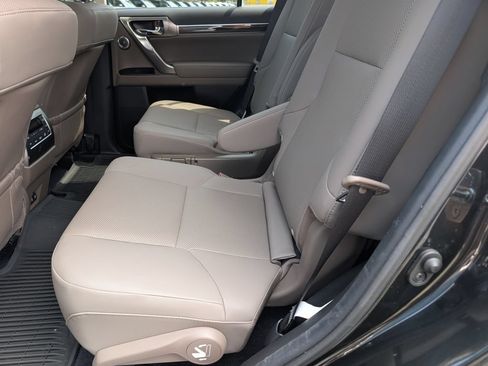 Used 2022 Lexus GX 460 Premium w/ Accessory Package AWD/4WD image 10